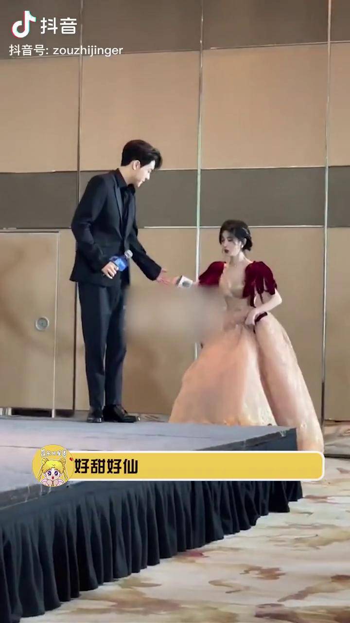 鞠婧祎红丝绒肩带礼裙鞠婧祎今天好像偶像剧的小公主又