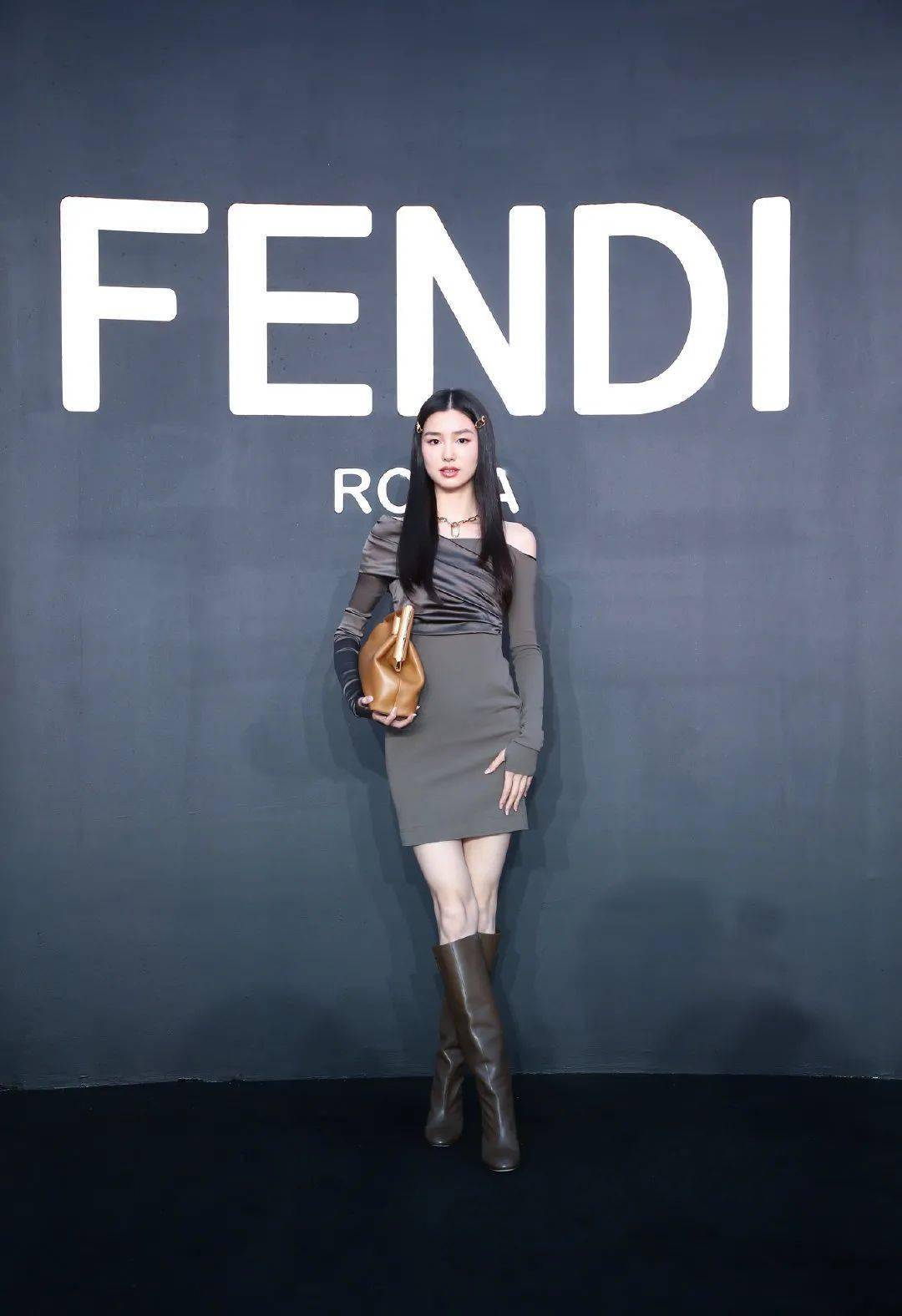 棕色|秋天背什么包?跟着这些明星抄作业就成!