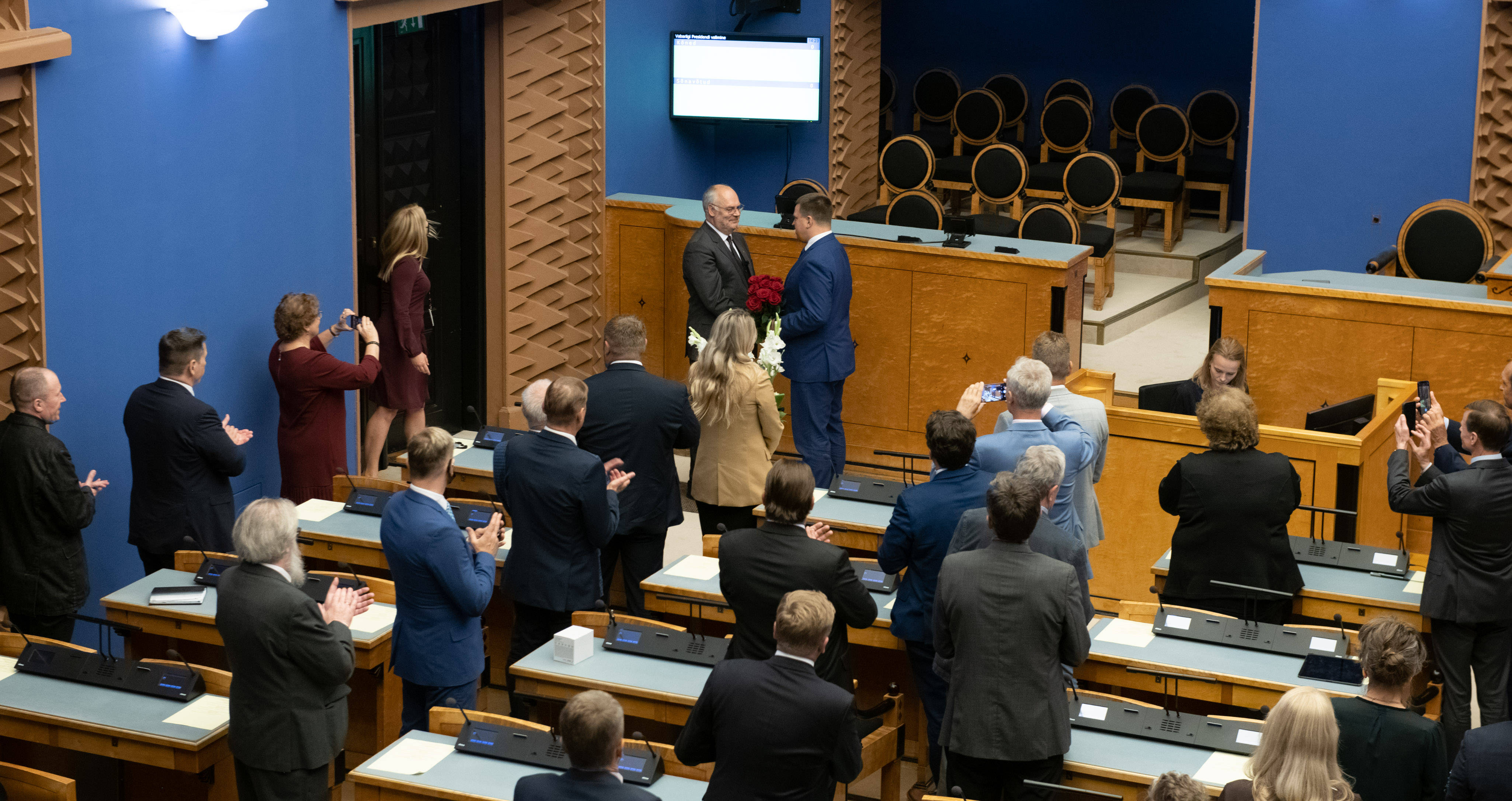 8月31日,在爱沙尼亚首都塔林,卡里斯(中左)在议会接受祝贺.