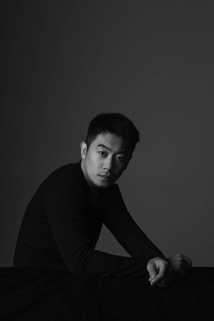 朱亚文黑白质感冥想大片曝光 举手投足突显成熟雅致气质卓然