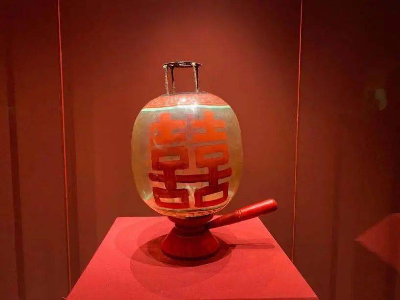 "紫檀嵌玻璃龙凤同合纹桌灯","双喜字羊角手把灯"虽然各具特色,却都