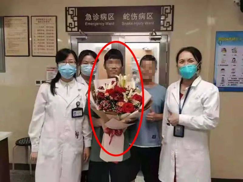 惠来被百步蛇咬伤的村民，一个多月后终于康复出院！_鳌江