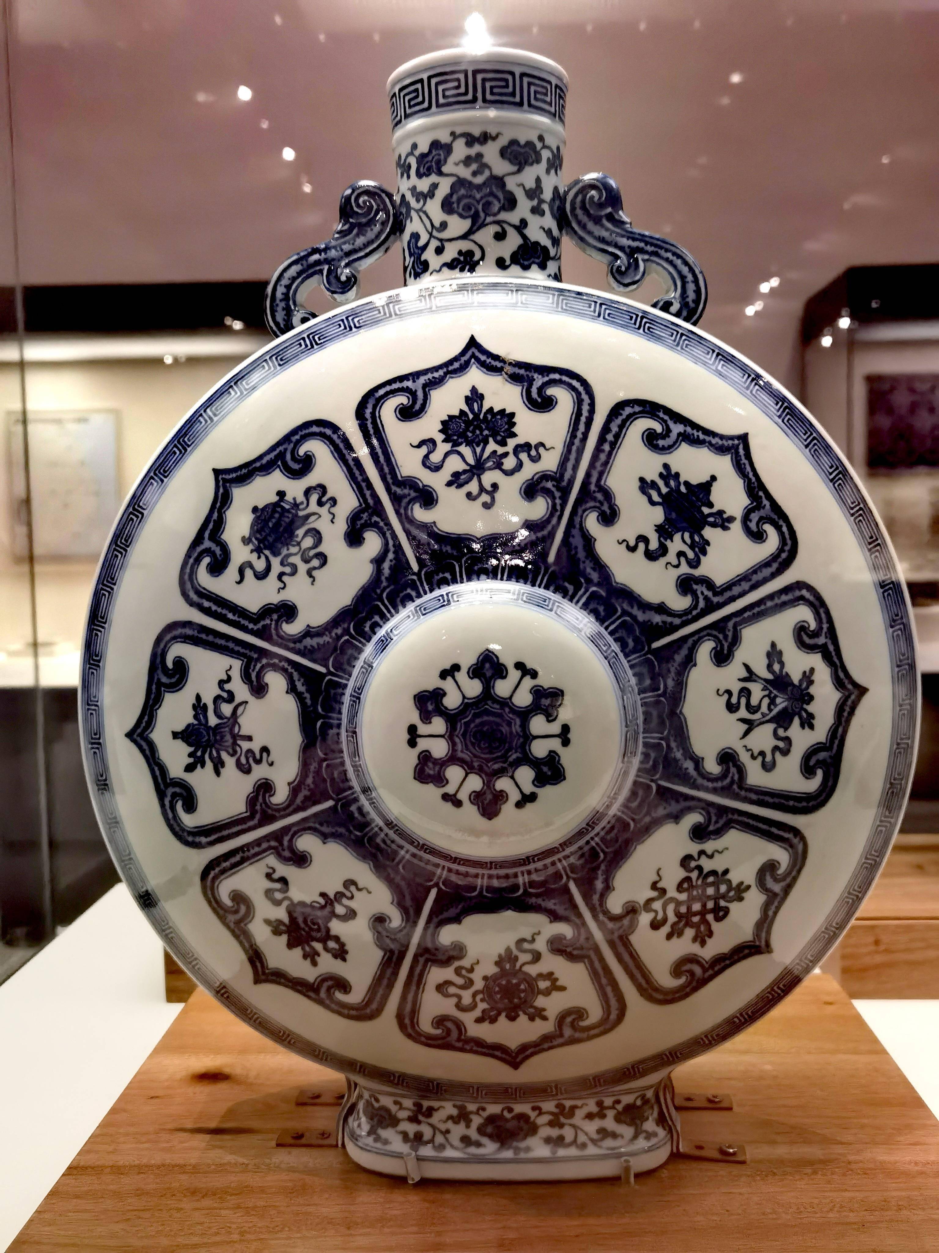 看见文物 乾隆青花瓷器的 八吉祥纹 代表什么 装饰