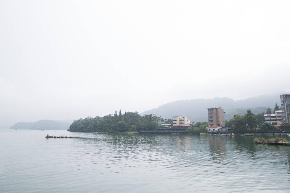 日月潭位于台湾阿里山以北,能高山之南的南投县鱼池乡水社村,台湾最大