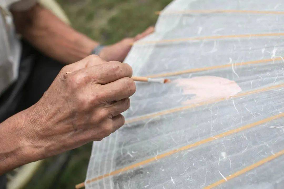 技艺|一把伞600元，排队半个月才能买到！90后小伙这手绝活太惊艳