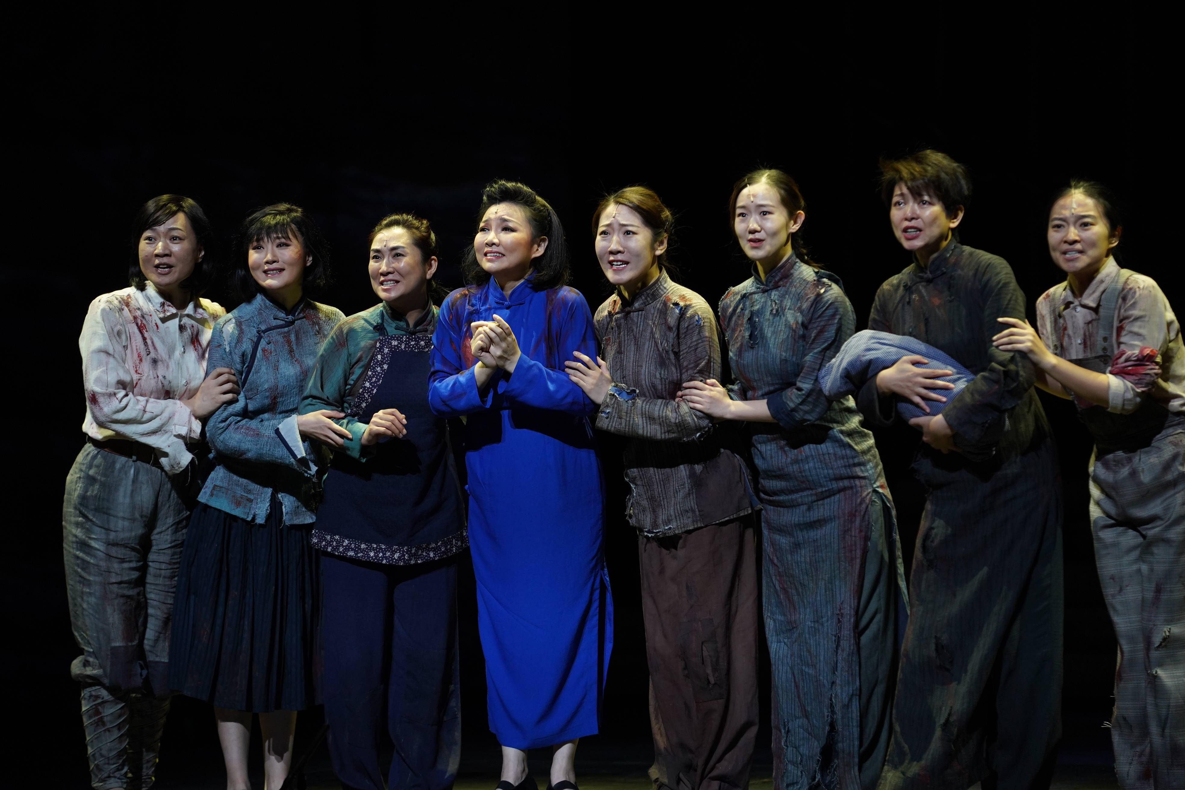 在人民大会堂《江姐》创排50周年千场纪念演出后,老艺术家阎肃等主创