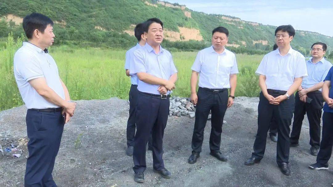 蔡家坡经开区管委会主任王海刚,县委常委,副县长李广恒一同检查.