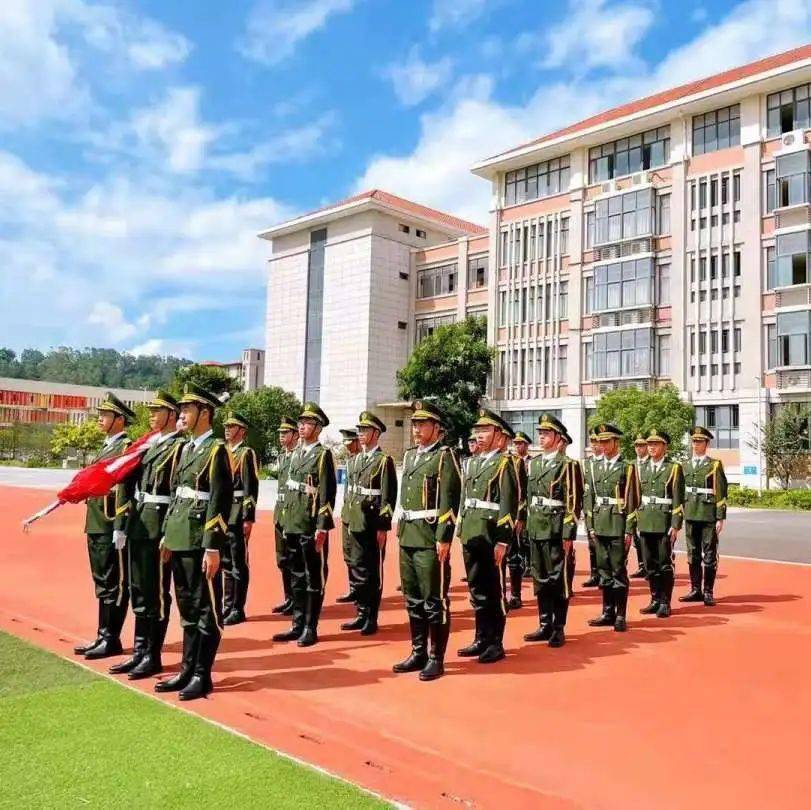 秋日胜春朝热血铸铁魂泉州五中城东校区2021级新生入学训练圆满结束