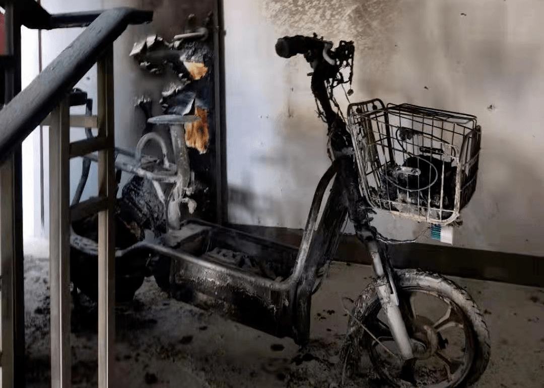 金水丽苑楼道内电动自行车自燃!涉事居民被罚500元!