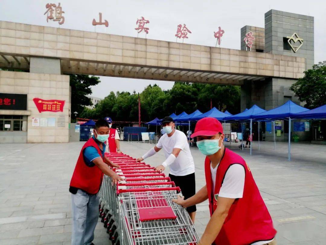 为了方便学生搬运行李,鹤山实验中学还出奇招,借来了手推车(鹤山市