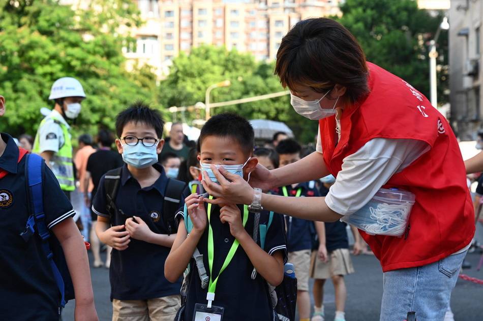 朱伟辉|城事｜开学首日遇高温：典礼缩短，第一课“致四年后的自己”