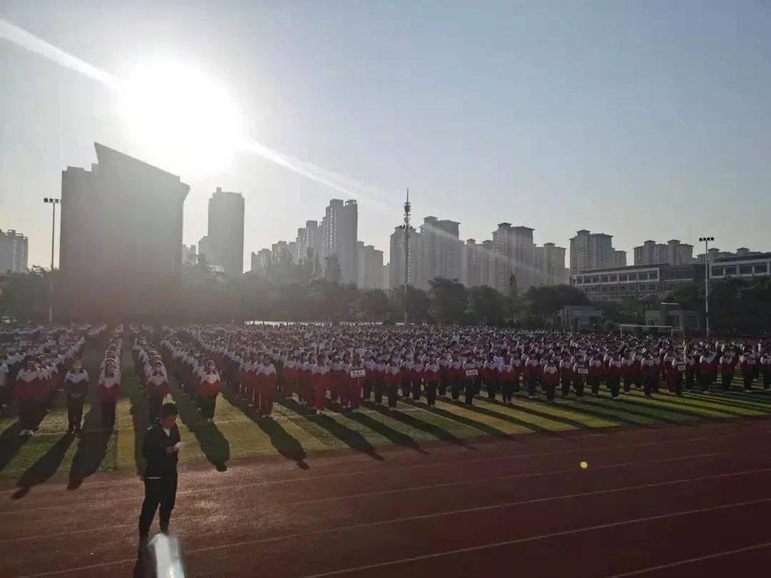 新学期第一天,大同一中北校区全体初二学生以饱满的精神状态齐聚在