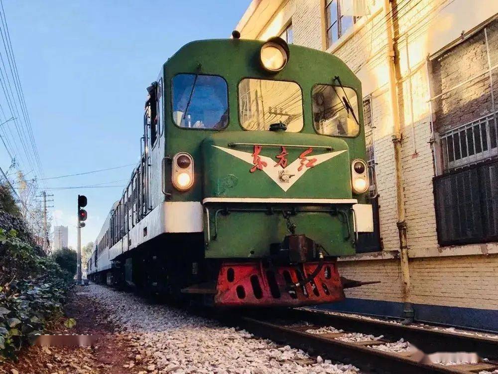 上车时隔11年东方红21型机车再次回归