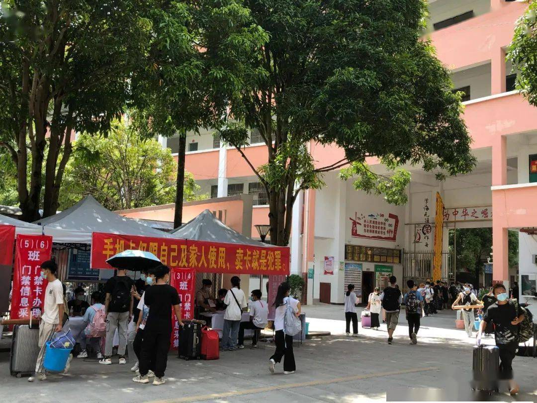 当天上午,在大化高中,大化二中等地,学生一大早就到学校门口排队入校