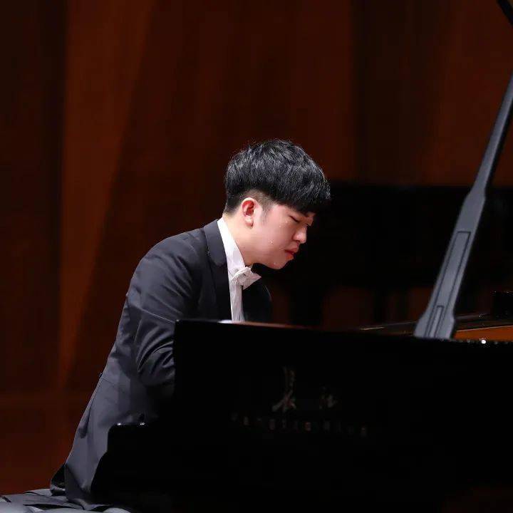 第18届"肖赛"正赛选手「陈子希」来了!_钢琴
