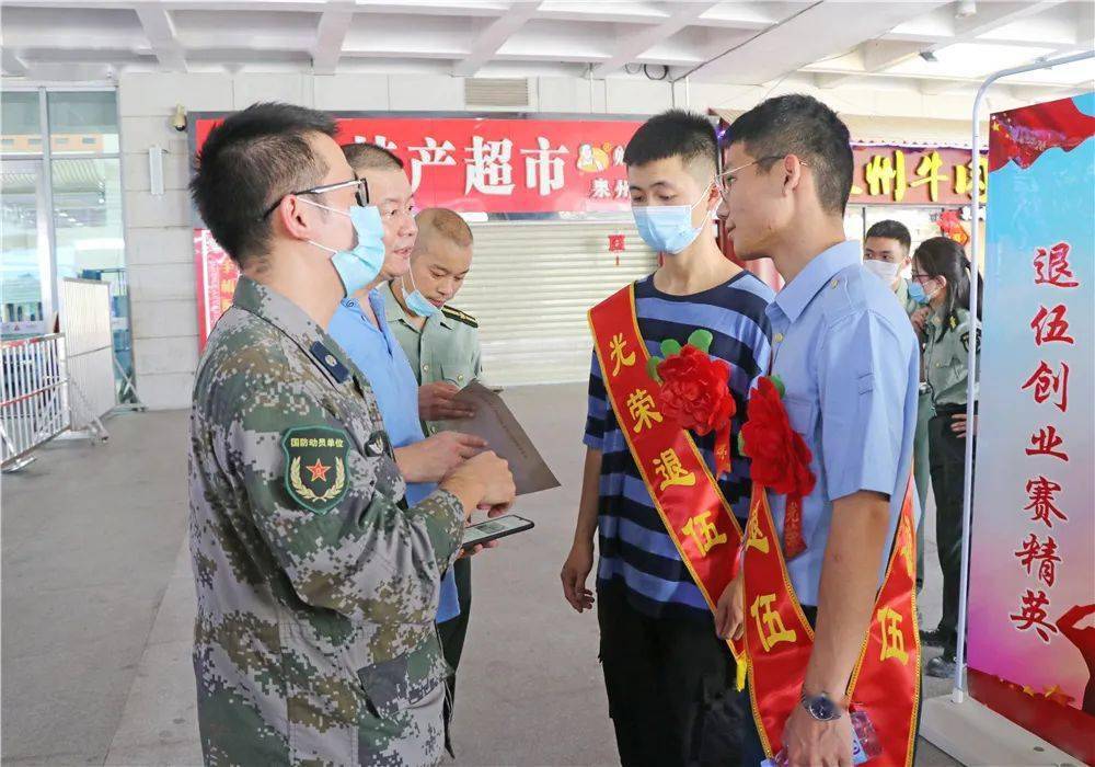 退役軍人事務局有關負責人與家屬們隨即上前迎接,為退役士兵披上綬帶