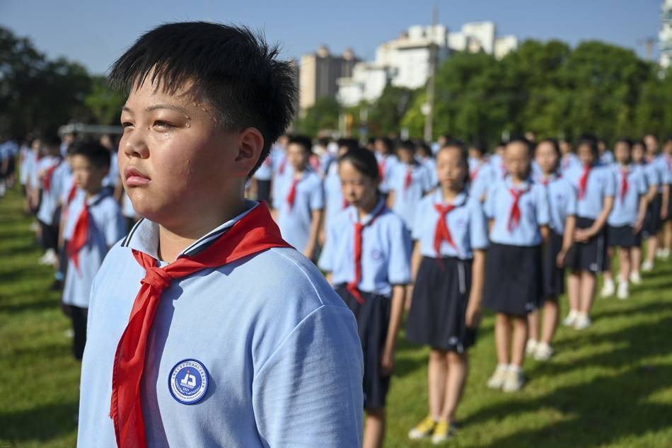 朱伟辉|城事｜开学首日遇高温：典礼缩短，第一课“致四年后的自己”