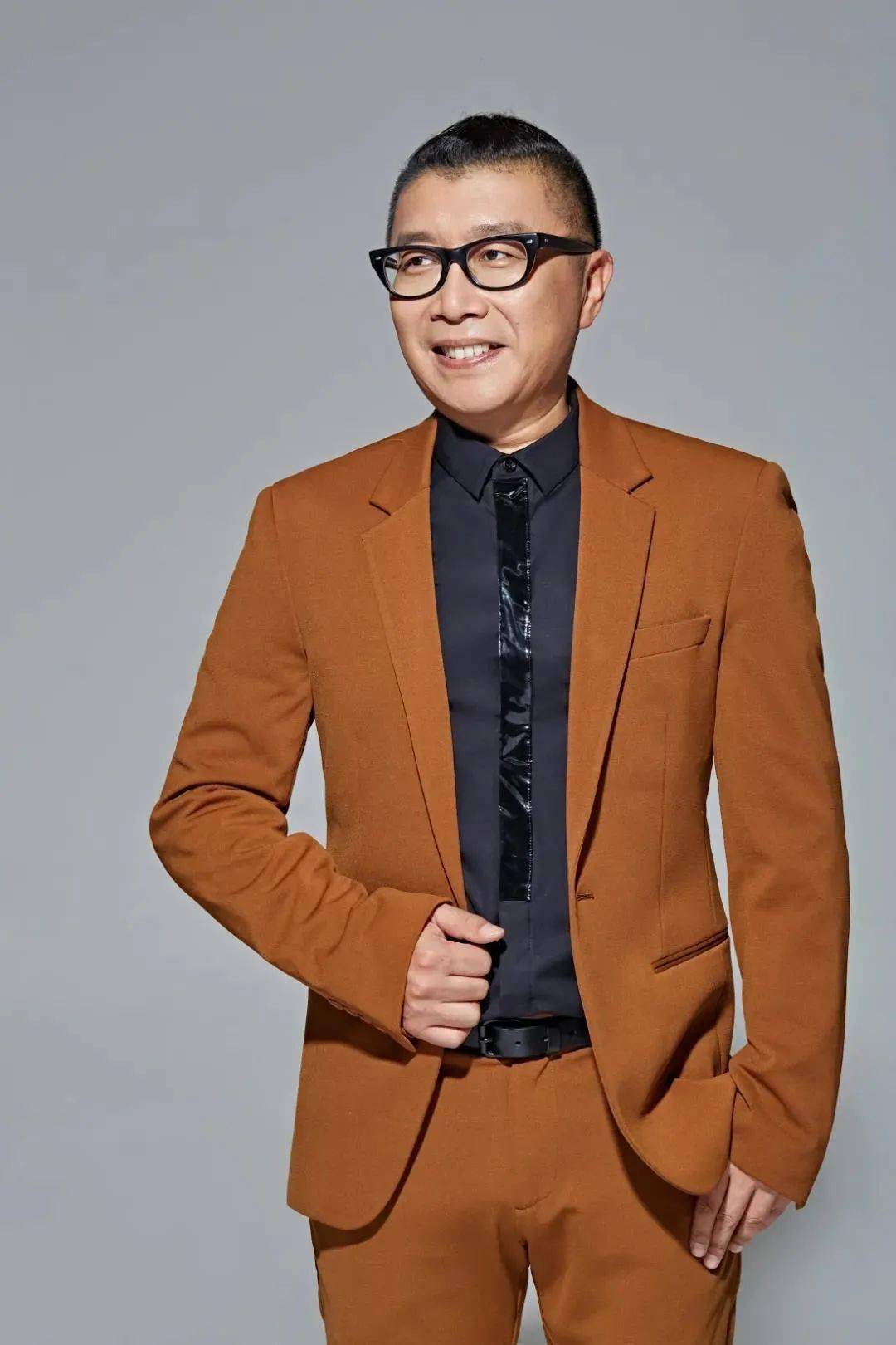 4亿,在最火的时候将自己封杀!_庞龙