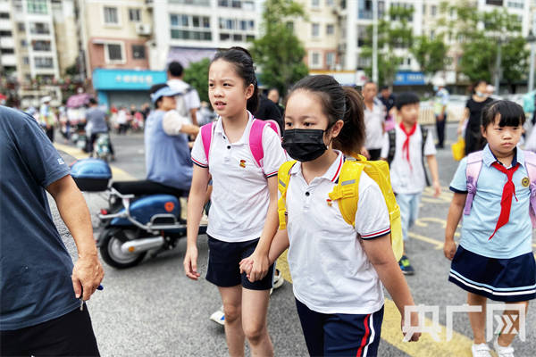 学生手拉手走向校园(央广网发 龚雯摄)
