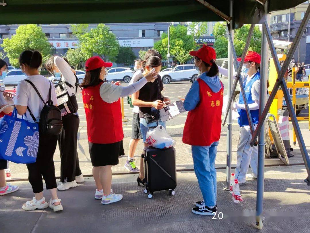 以心迎新潮匠启航一帜志愿者开展迎新活动