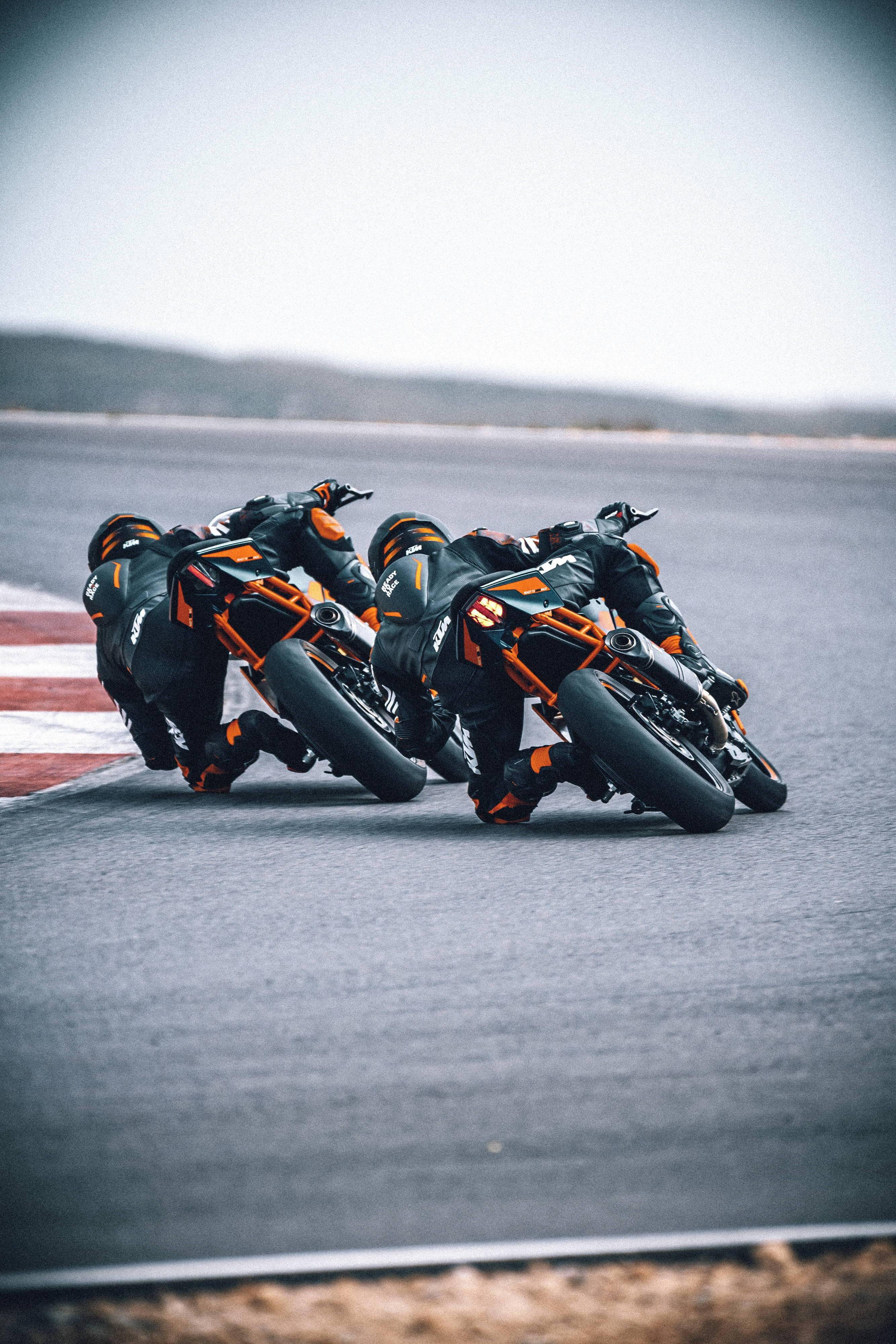 ktm 新一代 rc125,rc200,rc390 户外特写