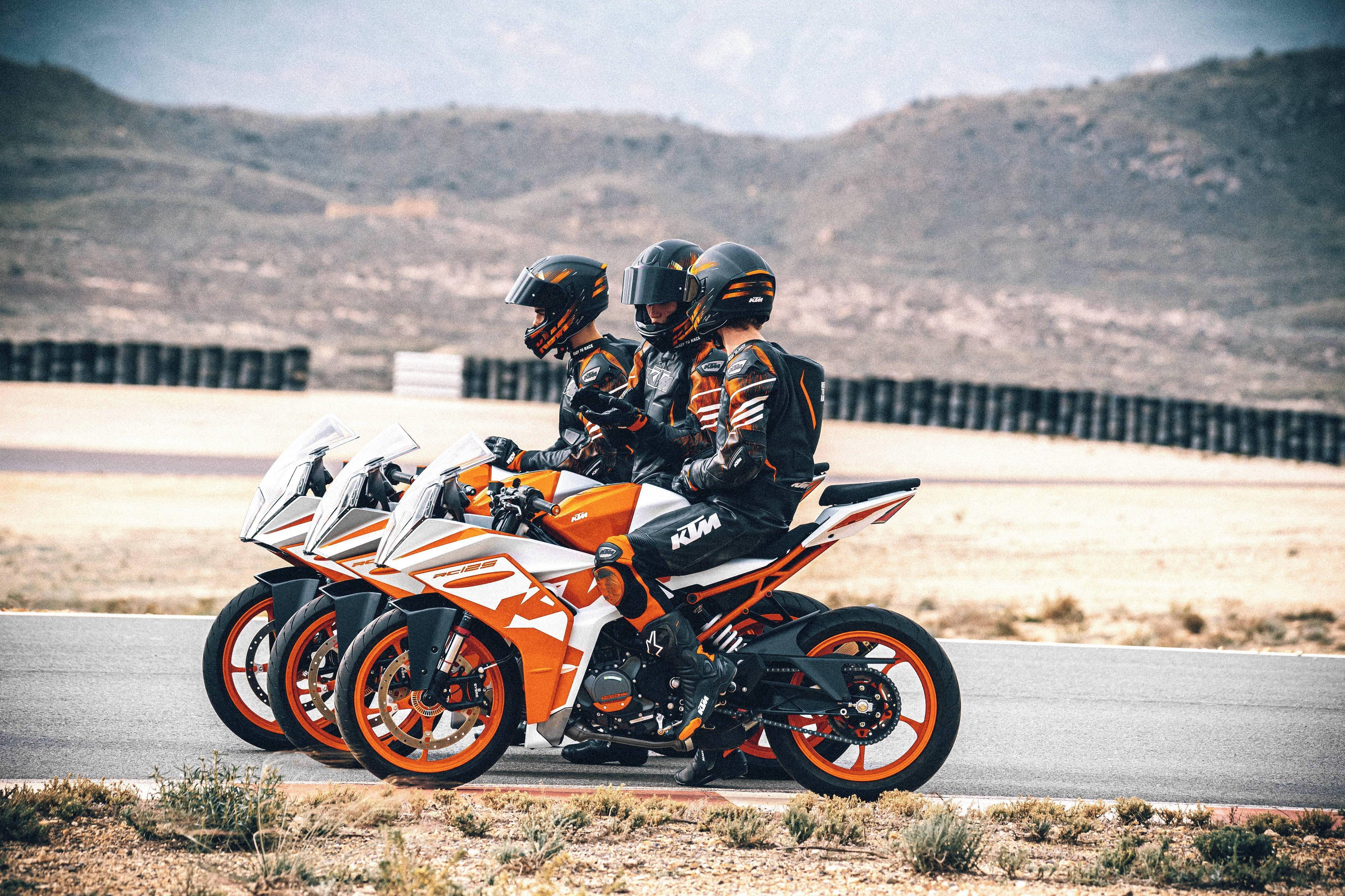 ktm 新一代 rc125,rc200,rc390 户外特写