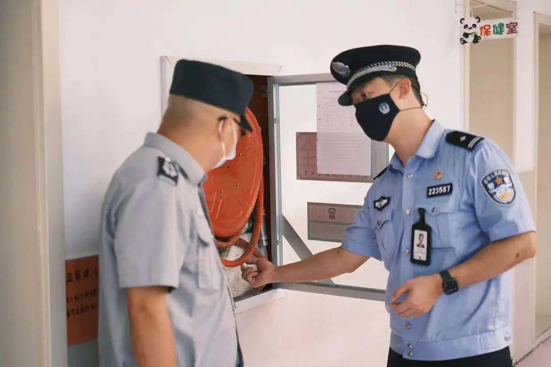 宜兴市公安局环科园派出所民警对景湖天成幼儿园开展开学前安全奸查