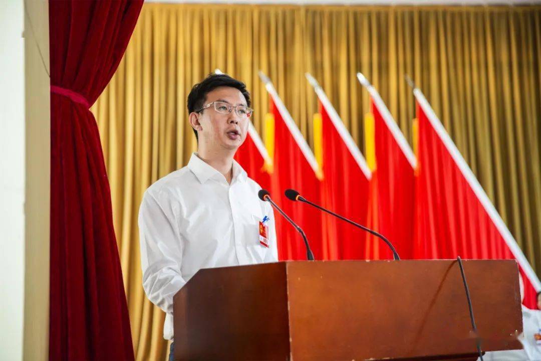 邹小宁说,今天,通过人代会法定选举程序,我十分荣幸地当选明水县人民