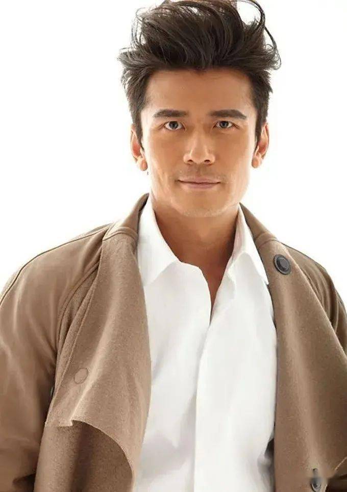 51岁港星唐文龙移居北京穿288元国货显健硕被赞普通话好标准