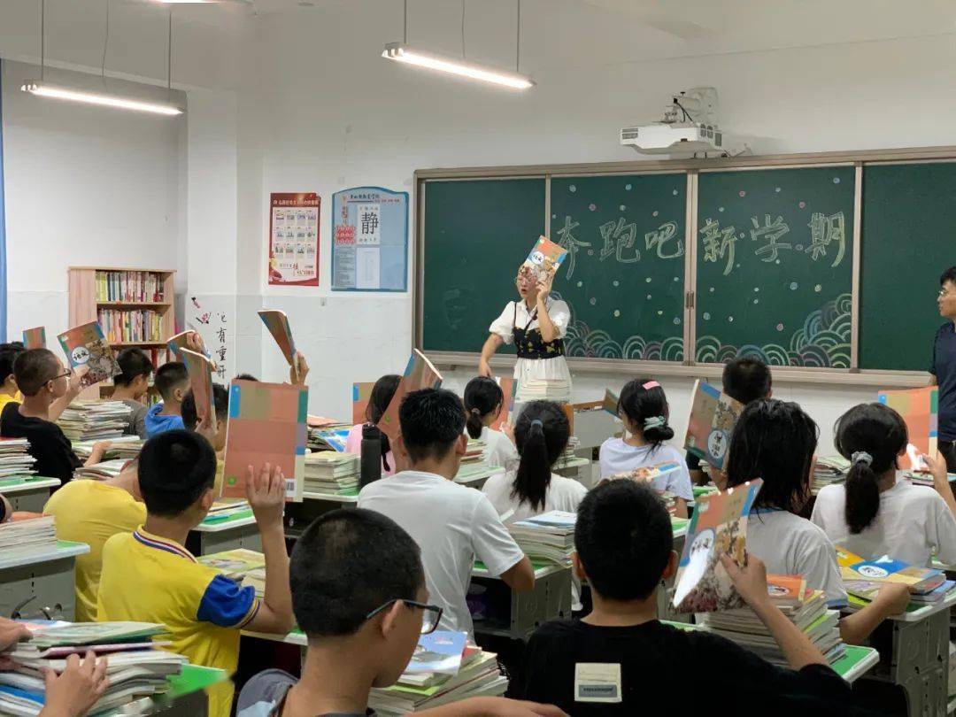 《开学第一课▼在帮助新同学整理书包让小编带你走进班主任的