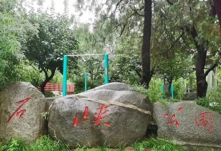 31日上午,泰安石峡公园东邻河道,一男子下水游泳时不慎被河流冲走