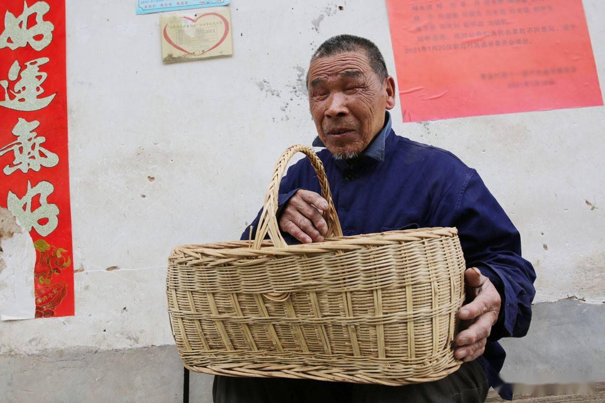 奇迹!秦岭山村82岁盲人,做了70年篾匠,2天编一个竹篮子卖30元