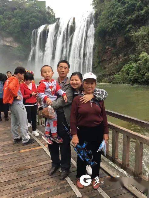 父亲|成年人的思念有多委婉?母亲离世后父亲深夜独自剥玉米,女儿:今后会多陪父亲......