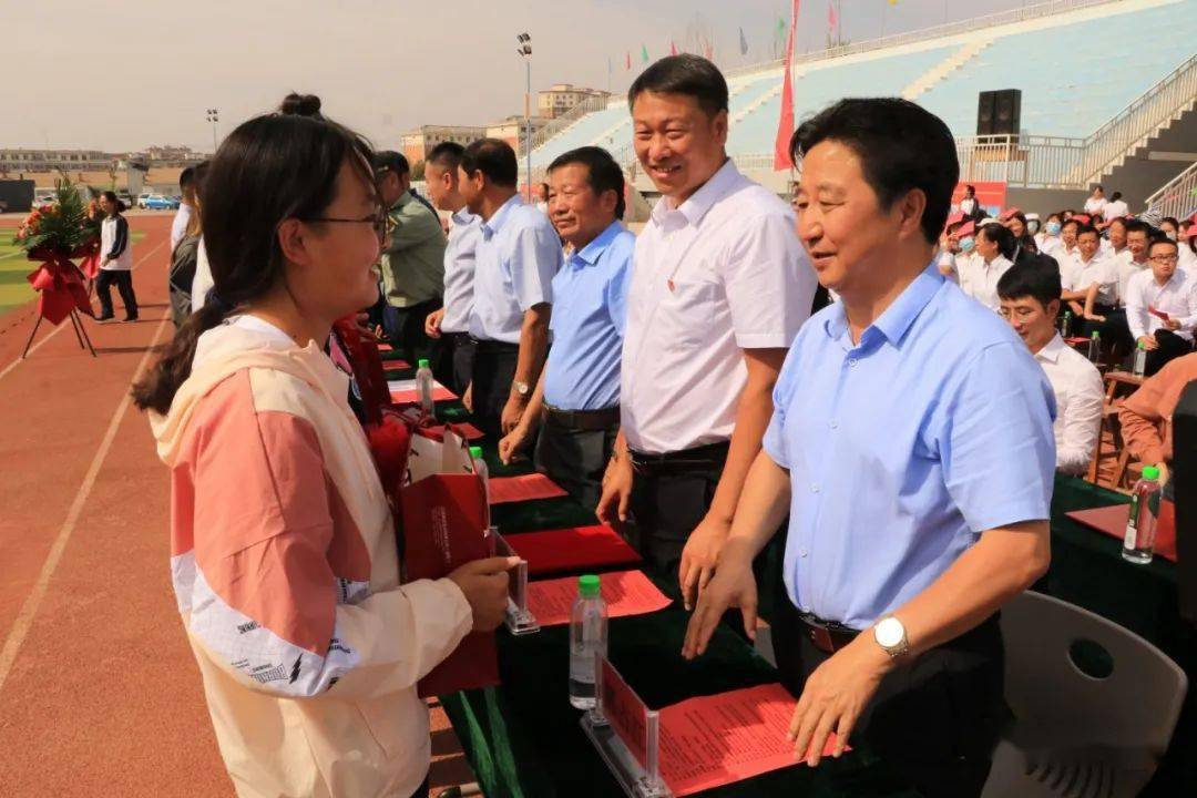 乘风扬帆再起航 春华秋实谱华章 奋斗中学举行开学典礼大会 郭占江