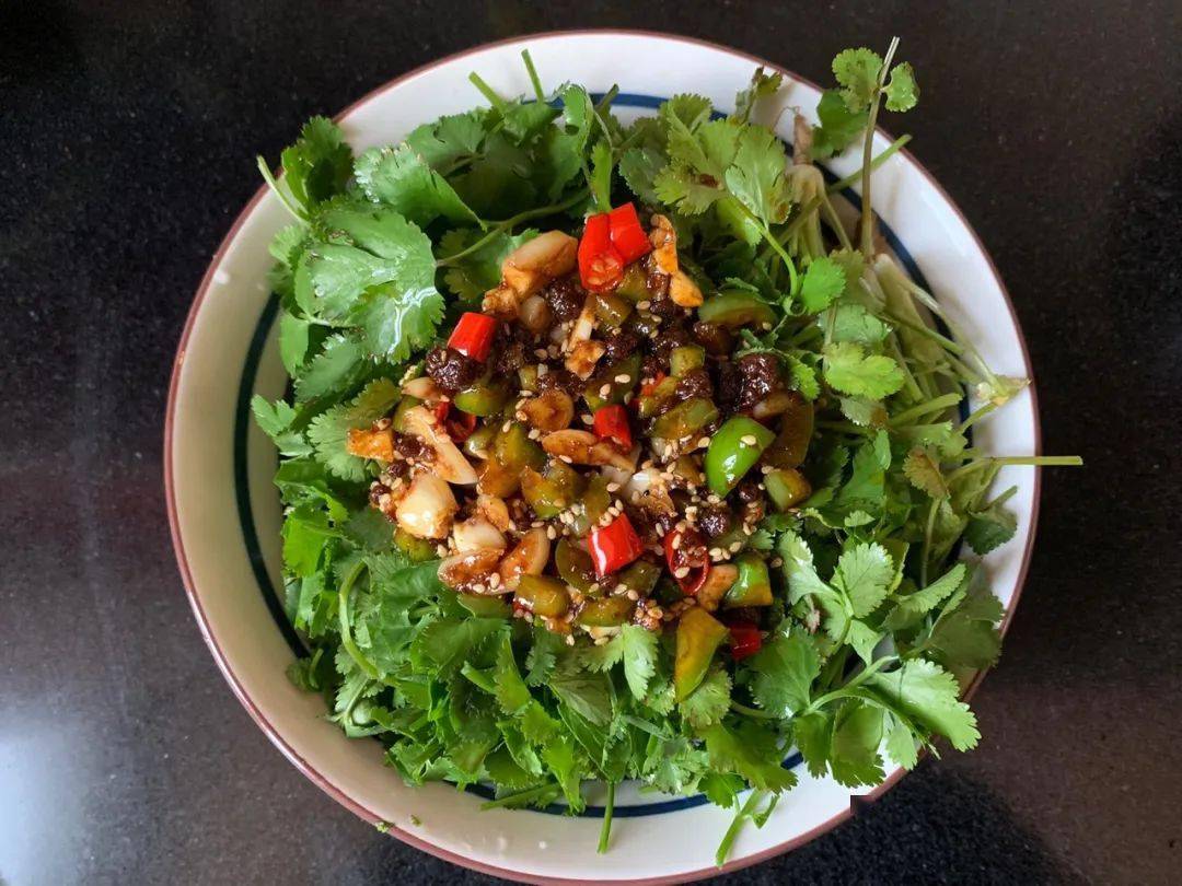 5.将香菜和牛肉拌匀即可.