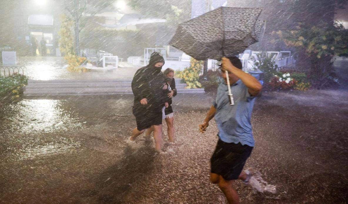 创纪录暴雨席卷纽约地铁站成水帘洞