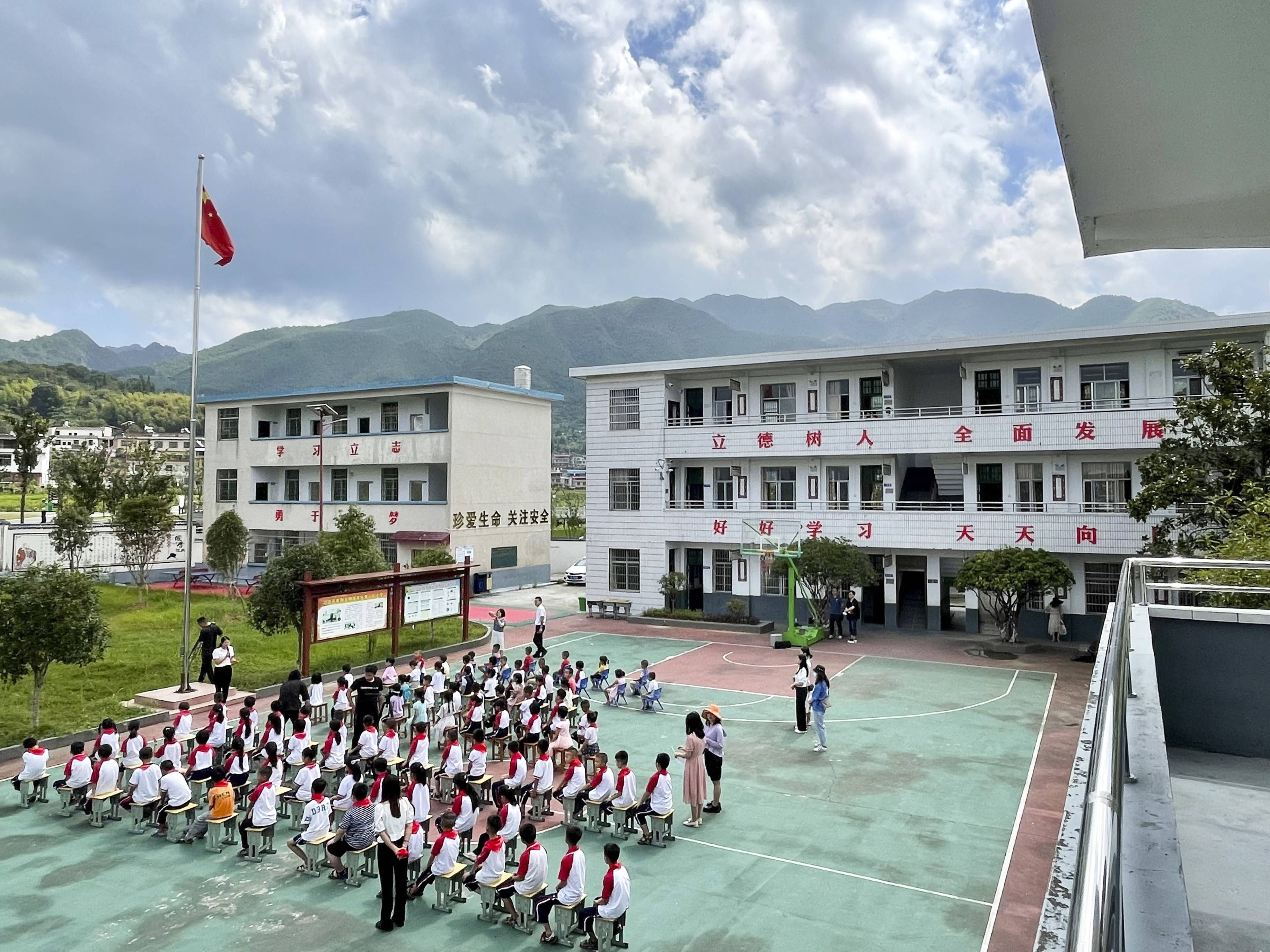 湖南省汝城县文明瑶族乡第一片小学举行开学典礼(9月1日摄.