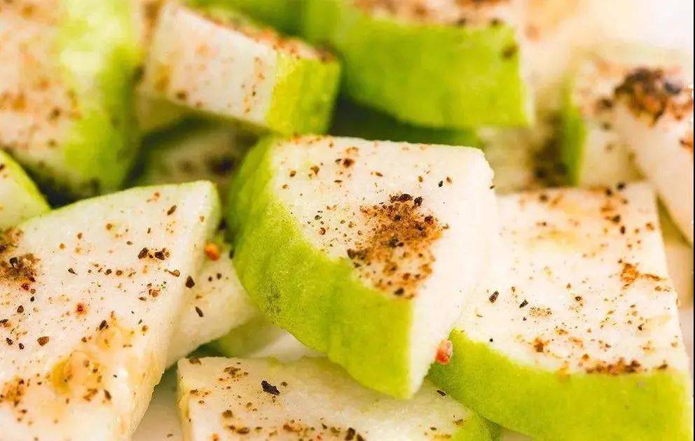 儿时的回忆,鱼塘边的"鸭屎桃"_番石榴