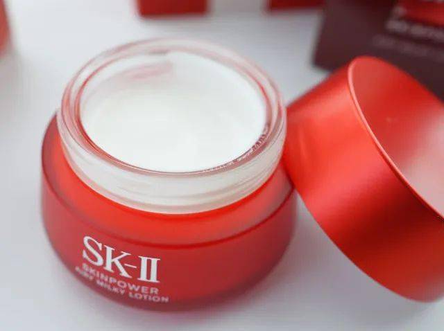 除此之外,大红瓶面霜还含有美白成分【烟酰胺】,可以促近黑色素代谢和