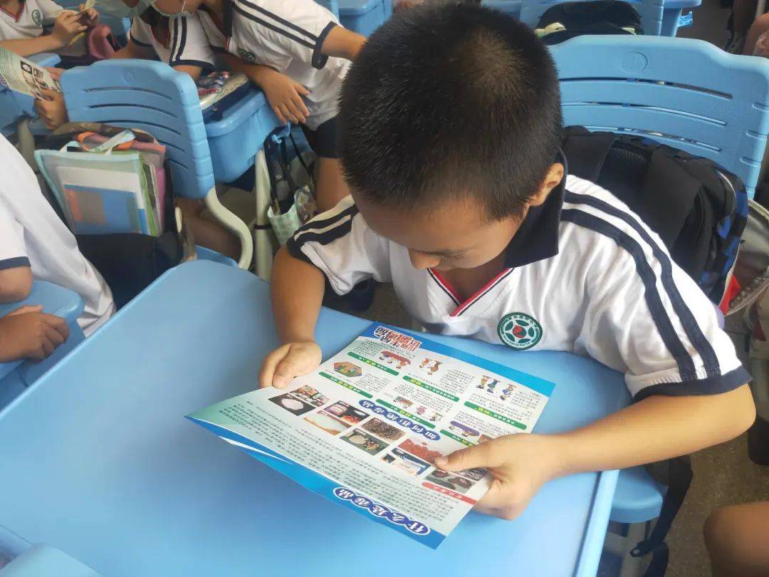 面孔|吃货小心!这些“零食”竟有两副面孔,南华西这节禁毒课堂带你识破“陷阱”