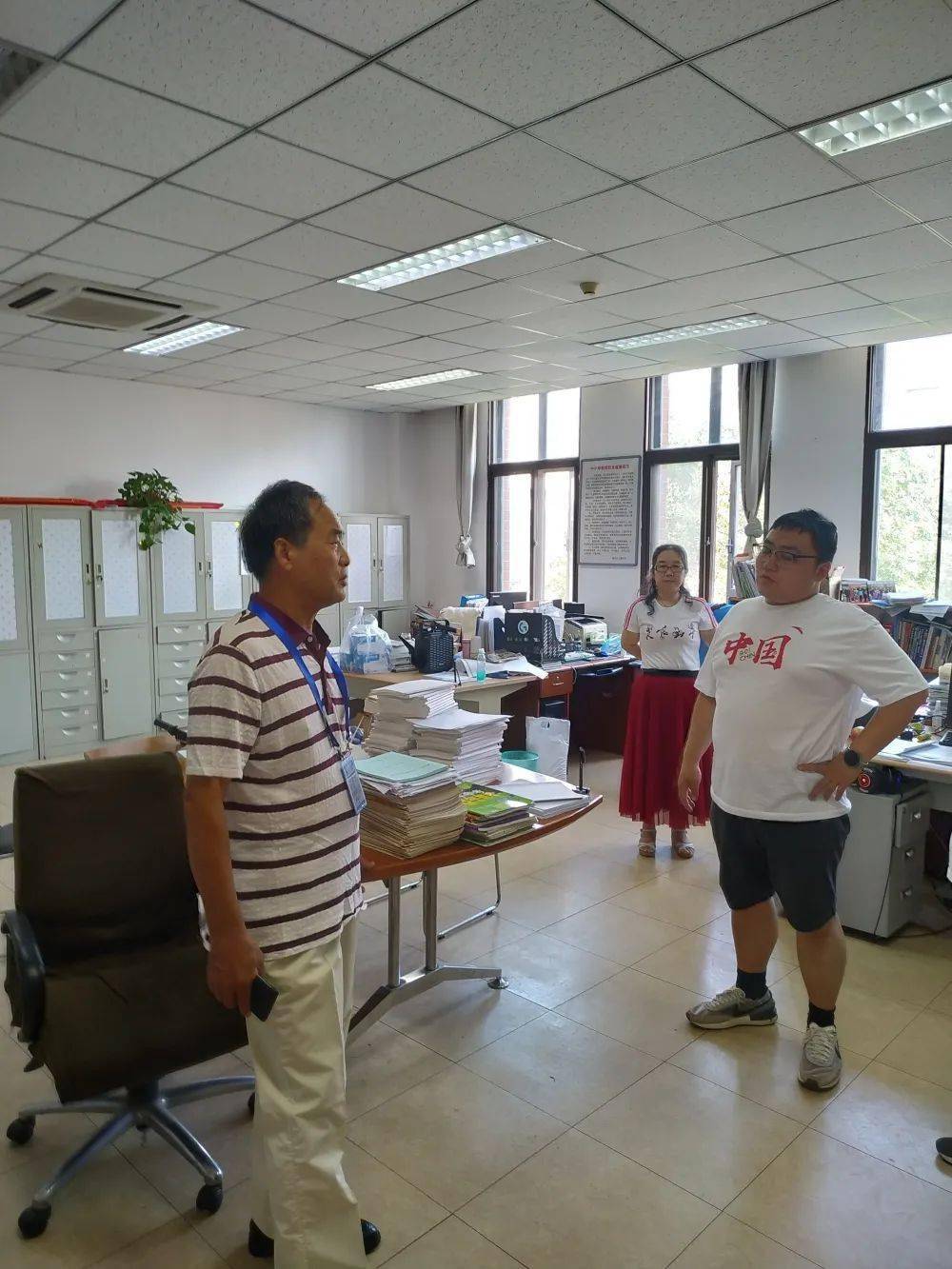 到小学部与主管校长刘军昌和刘海峰共同研讨小学部课后服务工作.