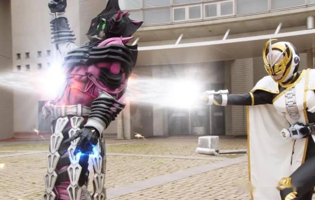 假面骑士试图吸取圣刃全能飞龙的斯沃鲁兹