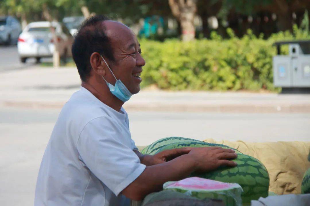因为长时间在外受阳光暴晒,许多员工被晒成了"非洲黑人".