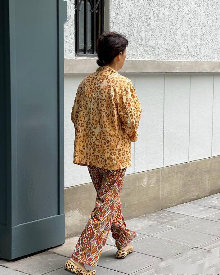 上海阿婆的豹纹造型引领中国大妈时装潮流比年轻人还时髦