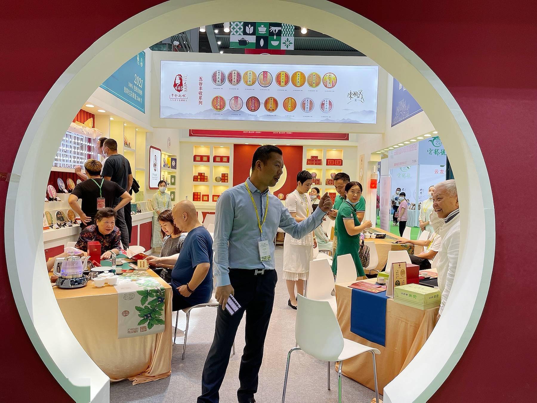 展会首日,茶博会现场人流如织,茶香四溢.