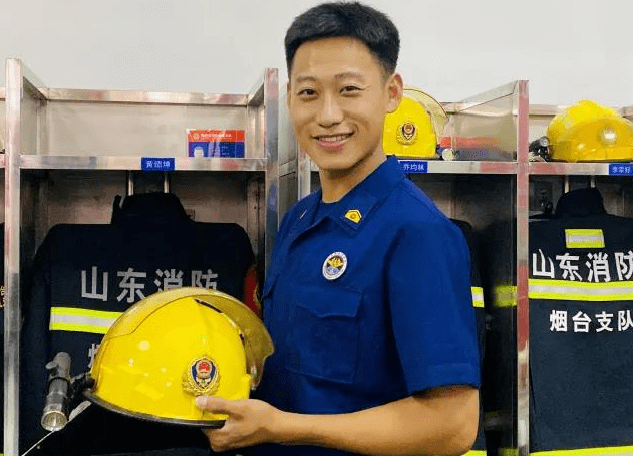 亮相专职消防人员换新装