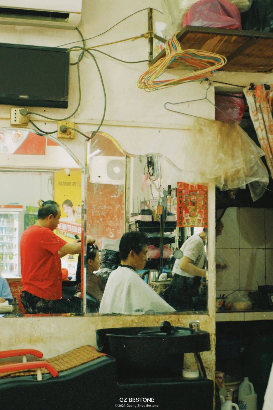 广州老古董理发店,3张座椅,开了10年!