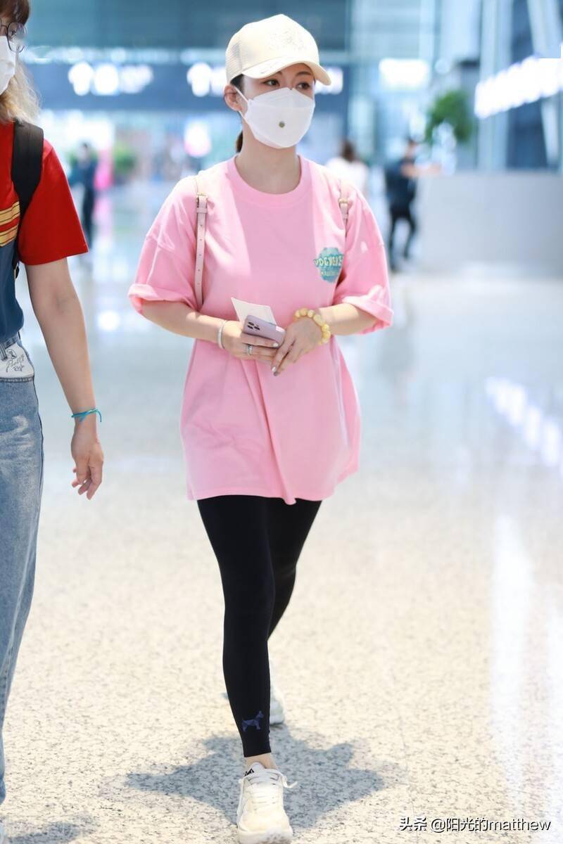 街拍:潘晓婷穿粉色短袖,戴米白色棒球帽青春活力_机场