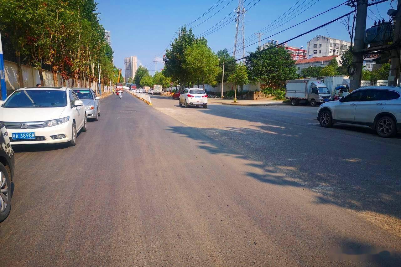 马路上办公,实地检查城区市容市貌,推进城市精细化管理