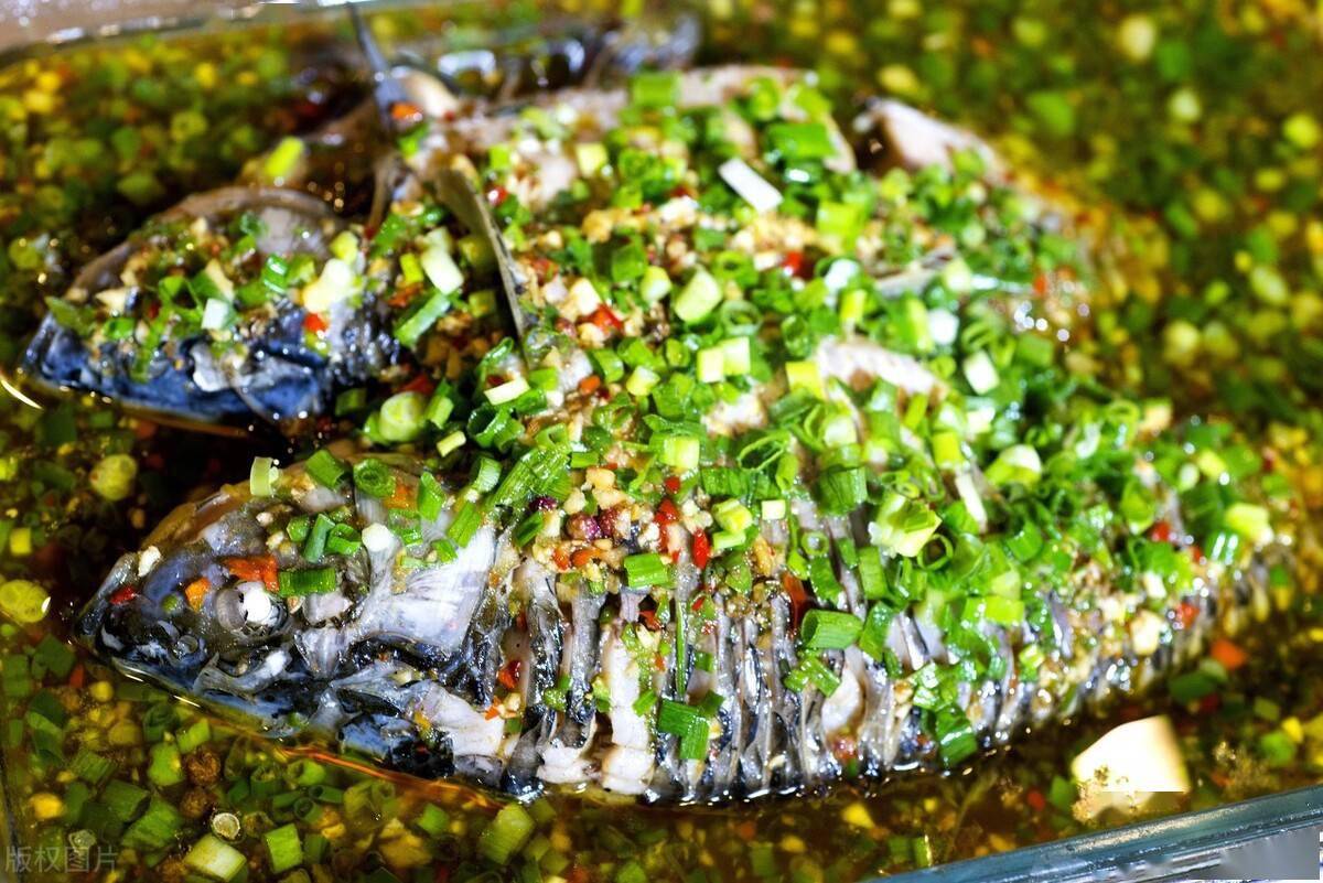 凉拌鲫鱼鲜美爽口,肉质细嫩,吃起来真的不一样